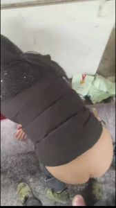 天气太冷，柴火房里后入骚妈丽姐，一插就进，下面都湿透了