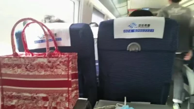 高铁上口交，旁边还有人路过